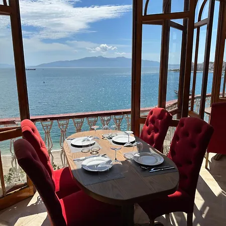 Monte Cristo - Rooftop Pool Hotel Sarandë